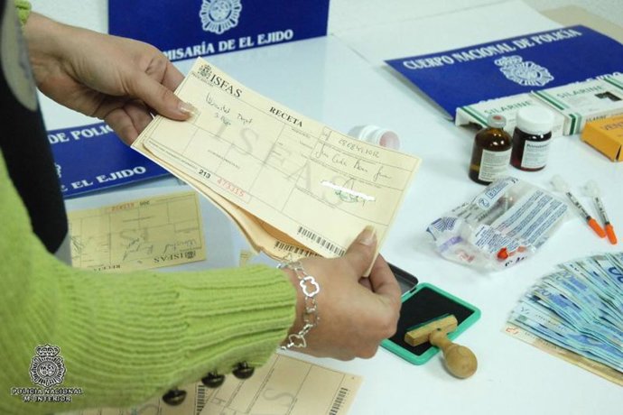 Un agente muestra una receta falsificada