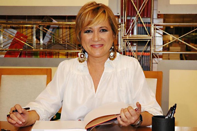 Inés Ballester, firmando ejemplares de su libro.