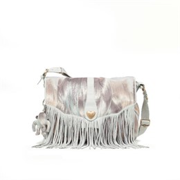 Bolso de flecos, lo último en tendencia.