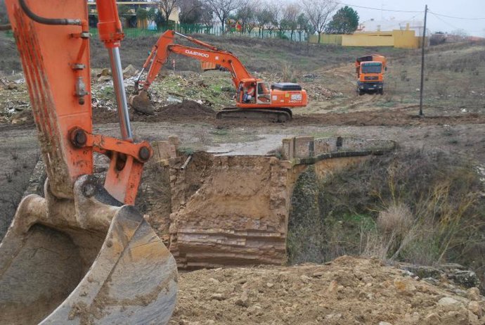 Demolición del puente de la Mamedra