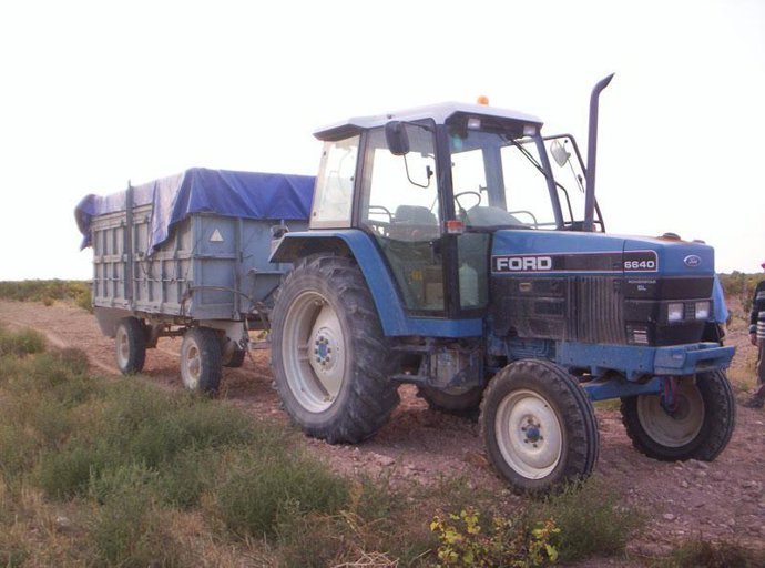Tractor en el campo vacío