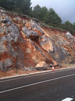 Rocas desprendidas al pie de la carretera