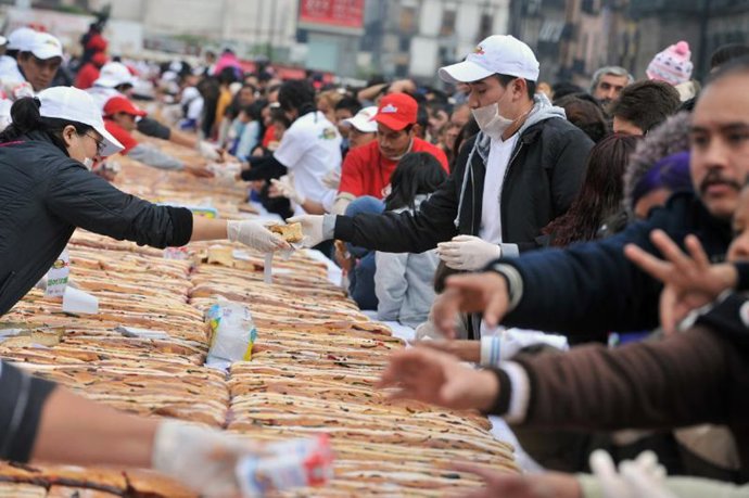 México se come el roscón de reyes más grande de la historia