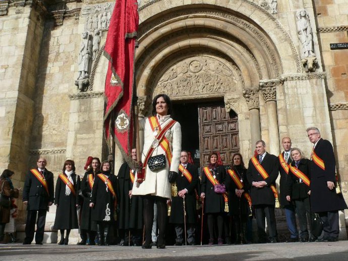 La Corporación Municipal al inicio de la celebración