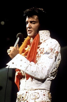 El cantante Elvis Presley en un concierto