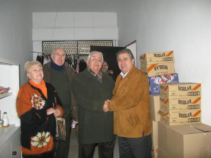 Zoido visita las recién reparadas instalaciones de Cáritas