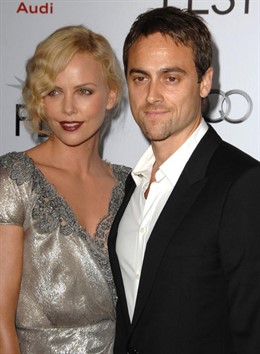Charlize Theron y su novio Stuart Townsend