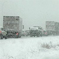 La nieve dificulta la circulación en numerosos puntos de la Península y corta el tráfico en tres carreteras