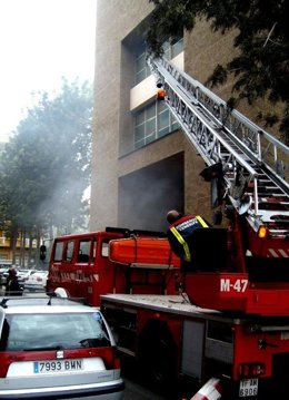 Los bomberos trabajan para extinguir el incendio.