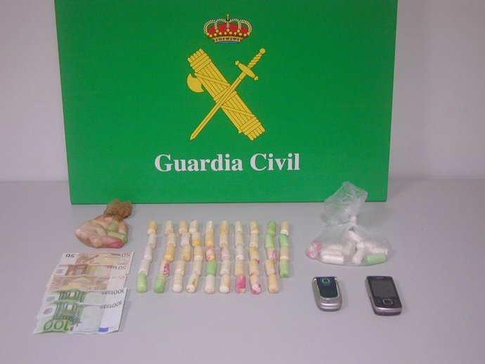 Cocaína, dinero y teléfonos móviles incautados durante la intervención policial