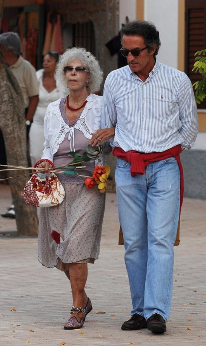 La Duquesa de Alba y Alfonso Díez de compras por Ibiza