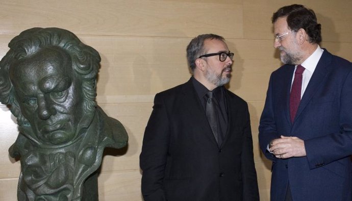 Rajoy y Alex de la Iglesia con el cabezón de Goya