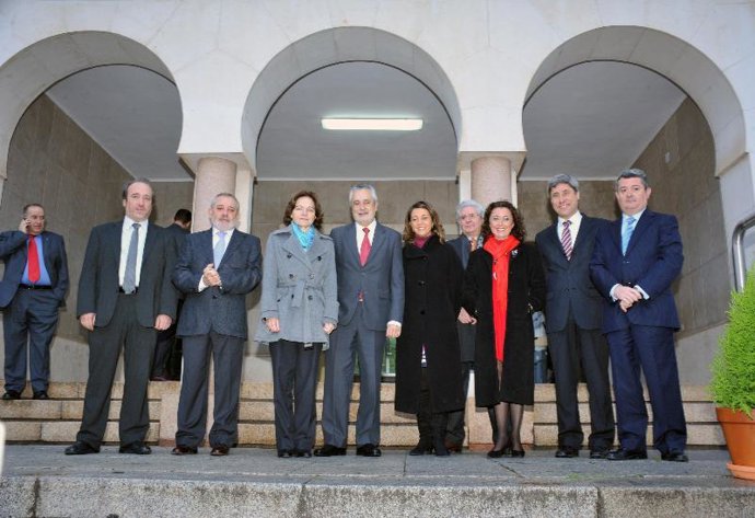 Autoridades asistentes al acto inaugural