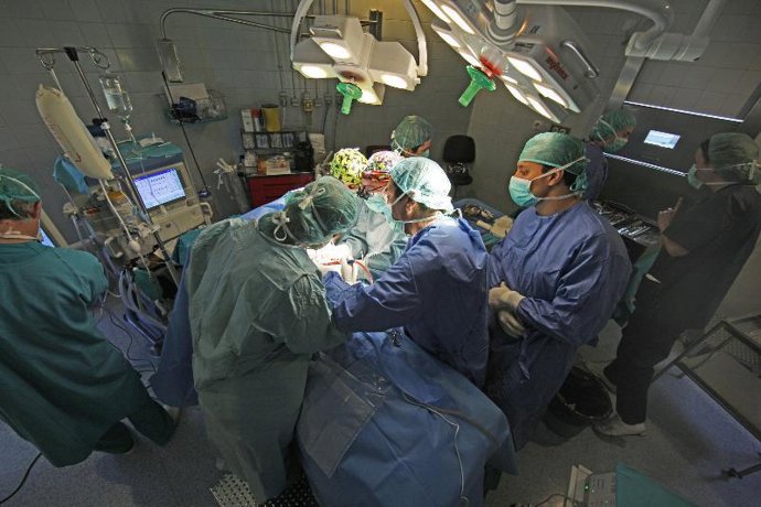 Momento de una cirugía traumatológica en el Hospital Infantil