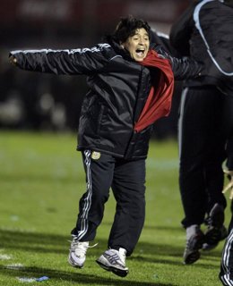 Maradona, feliz por el triunfo de Argentina