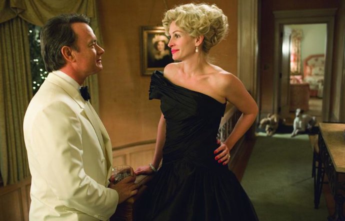 Tom Hanks y Julia Roberts en La Guerra de Charlie Wilson