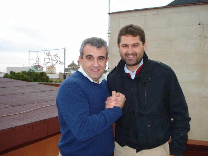 Antonino Gallego (Izquda) y el nuevo alcalde, Francisco Godoy, a la derecha.
