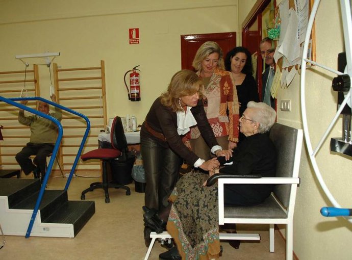 Ana Botella saluda a un enfermo.