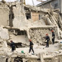 El bombero que rescató a un niño explica que fueron sacando piedras a mano sin medios materiales