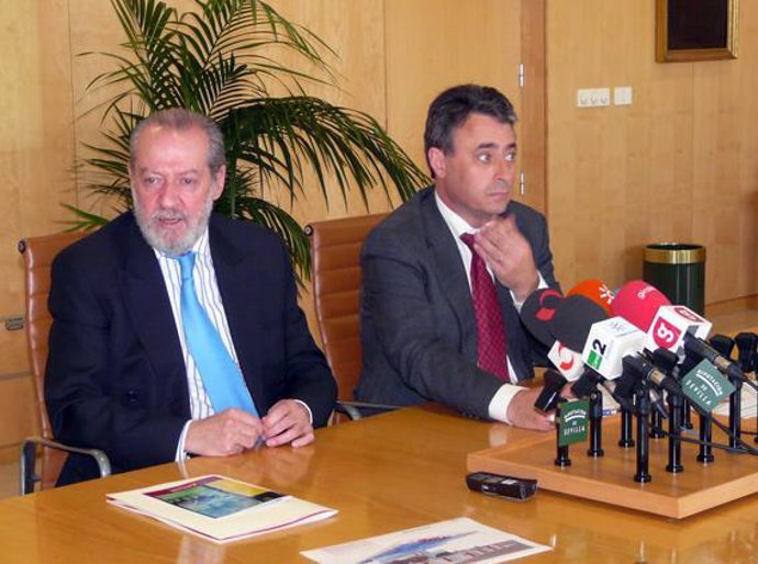 Villallbos y Obregón durante la rueda de prensa.