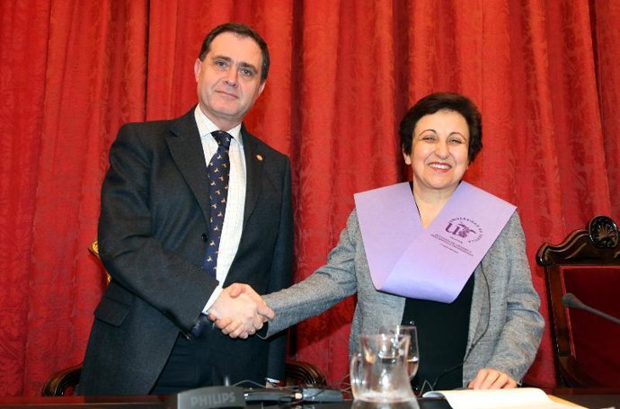 El Rector y la Premio Nobel de la Paz con la beca de la US