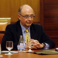 Montoro aboga por reducir la "sobrecarga fiscal" a la contratación