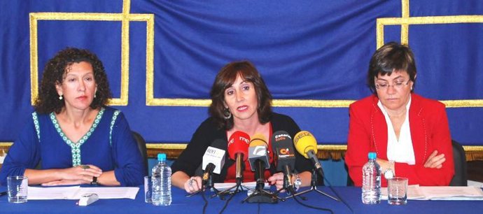 Consejera canaria de Educación en el lado izquierdo de la imagen