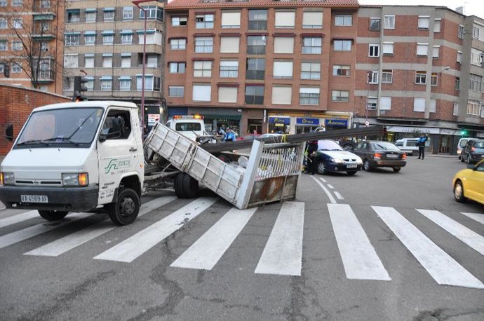 Vigas Caídas Sobre La Calzada De Paseo De Farnesio