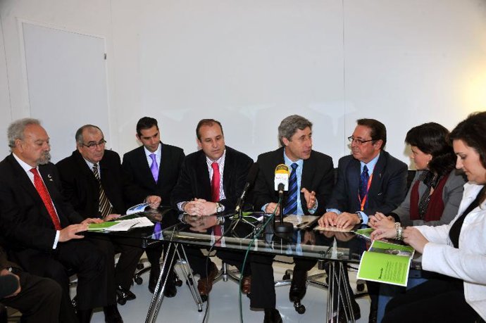 Asistentes al acto de la firma