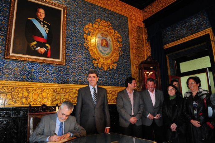 Griñán firma en el libro de honor del Ayuntamiento de Algeciras