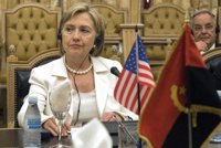 Clinton dice que los individuos y países responsables de ciberataques deben pagar las consecuencias 