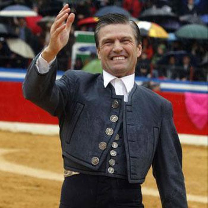 El torero Espartaco saludando en el ruedo
