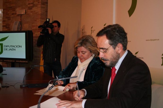 Firma del convenio entre la consejera de Agricultura y el presidente de la Diput