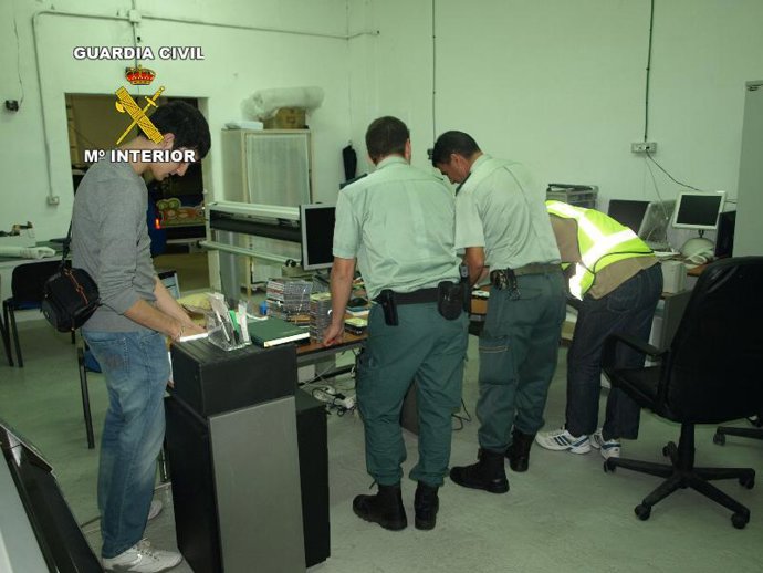 Tres detenidos en Gran Canaria por delitos contra la propiedad industrial en dos