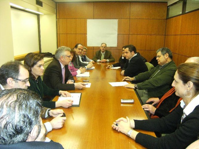 Concejales Del PP En El Ayuntamiento De León Y Los Representantes Del Círculo Em