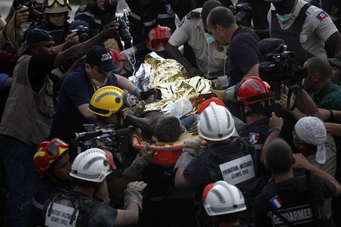 Rescatada una adolescente haitiana tras quince días bajo los escombros, terremot
