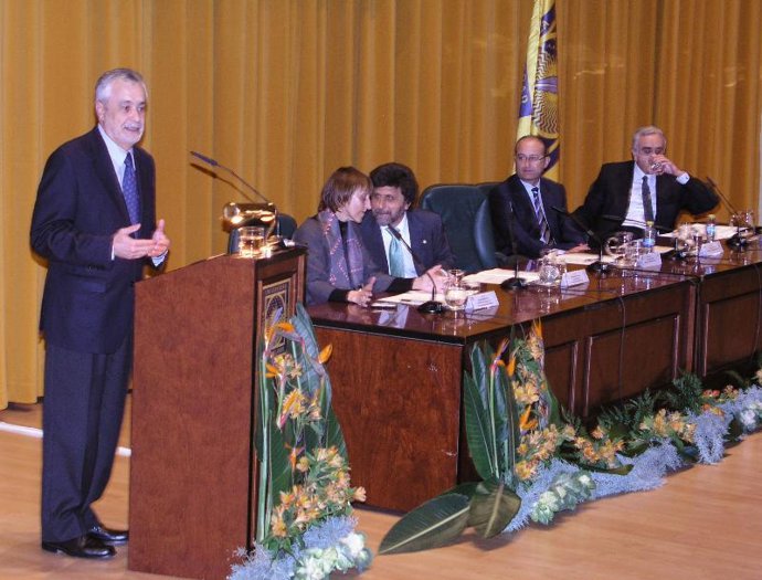 El presidente de la Junta inaugura ciclo conferencias en la UPO