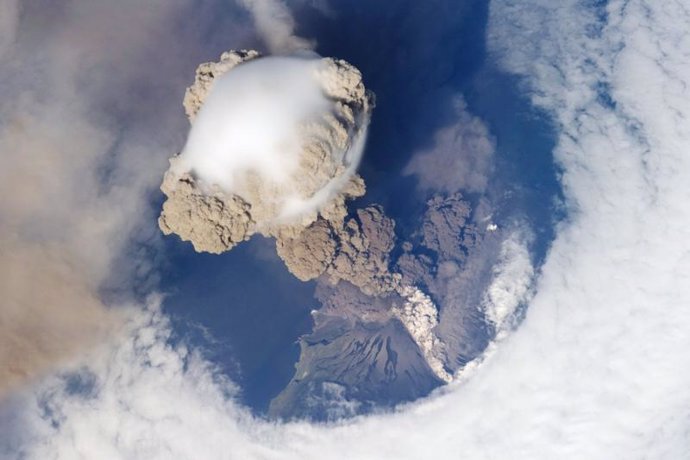 Fotografía realizada desde la ISS de la erupción de un volcán