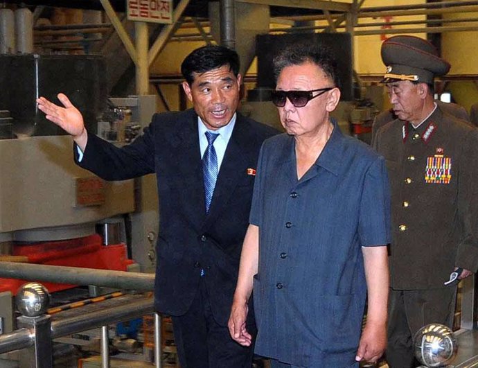 Kim Jong Il visita una fábrica en Corea del norte