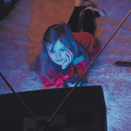 Menores viendo la tele