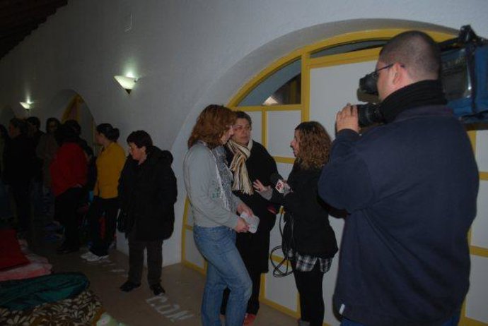 Las mujeres encerradas en el Ayuntamiento atienden a la prensa.