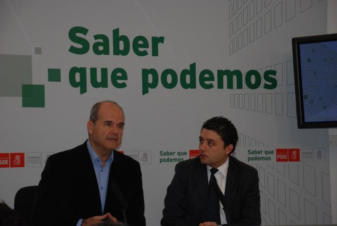Manuel Chaves y Rafael Velasco durante la rueda de prensa ofrecida hoy