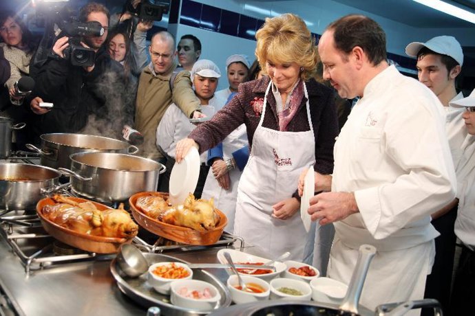 Esperanza Aguirre y el cocinero Cándido López en un taller para jóvenes
