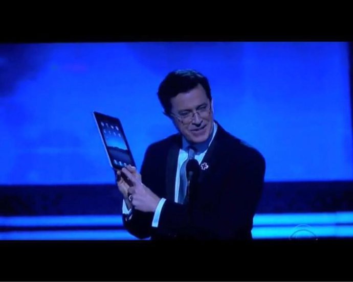 Stephen Colbert saca un iPad en los Grammy