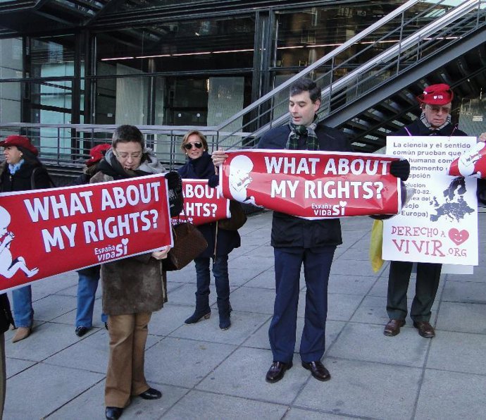 Un grupo de personas pide a los ministros de Justicia de la UE que respeten al n