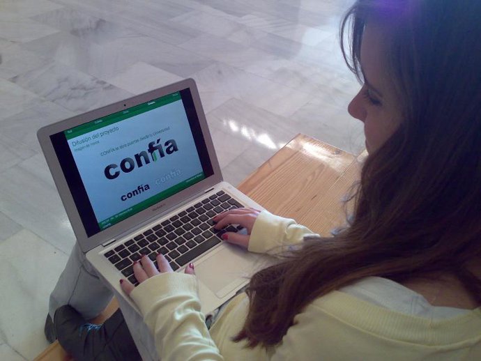 Una alumna con el programa 'Confía'