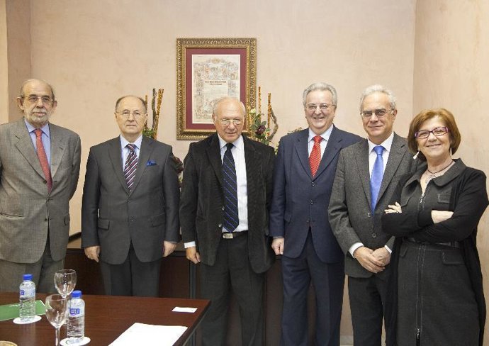 El consejero de Empleo con los organizadores del congreso