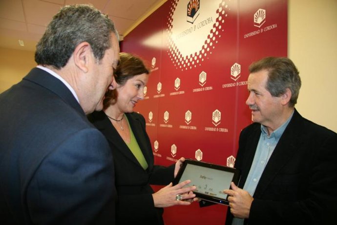 Los investigadores muestran su trabajo