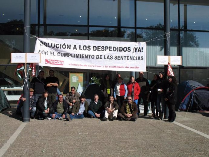 Acampada de ex trabajadores a las puertas del Ayuntamieto de Camas