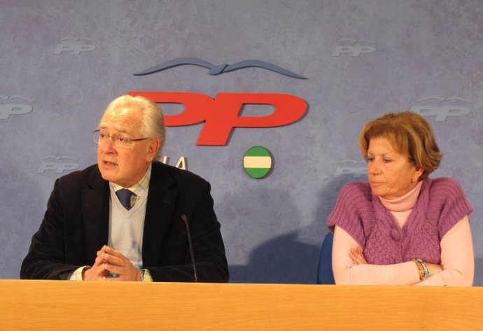Los parlamentarios del PP Jaime Raynaud y Dolores Calderón
